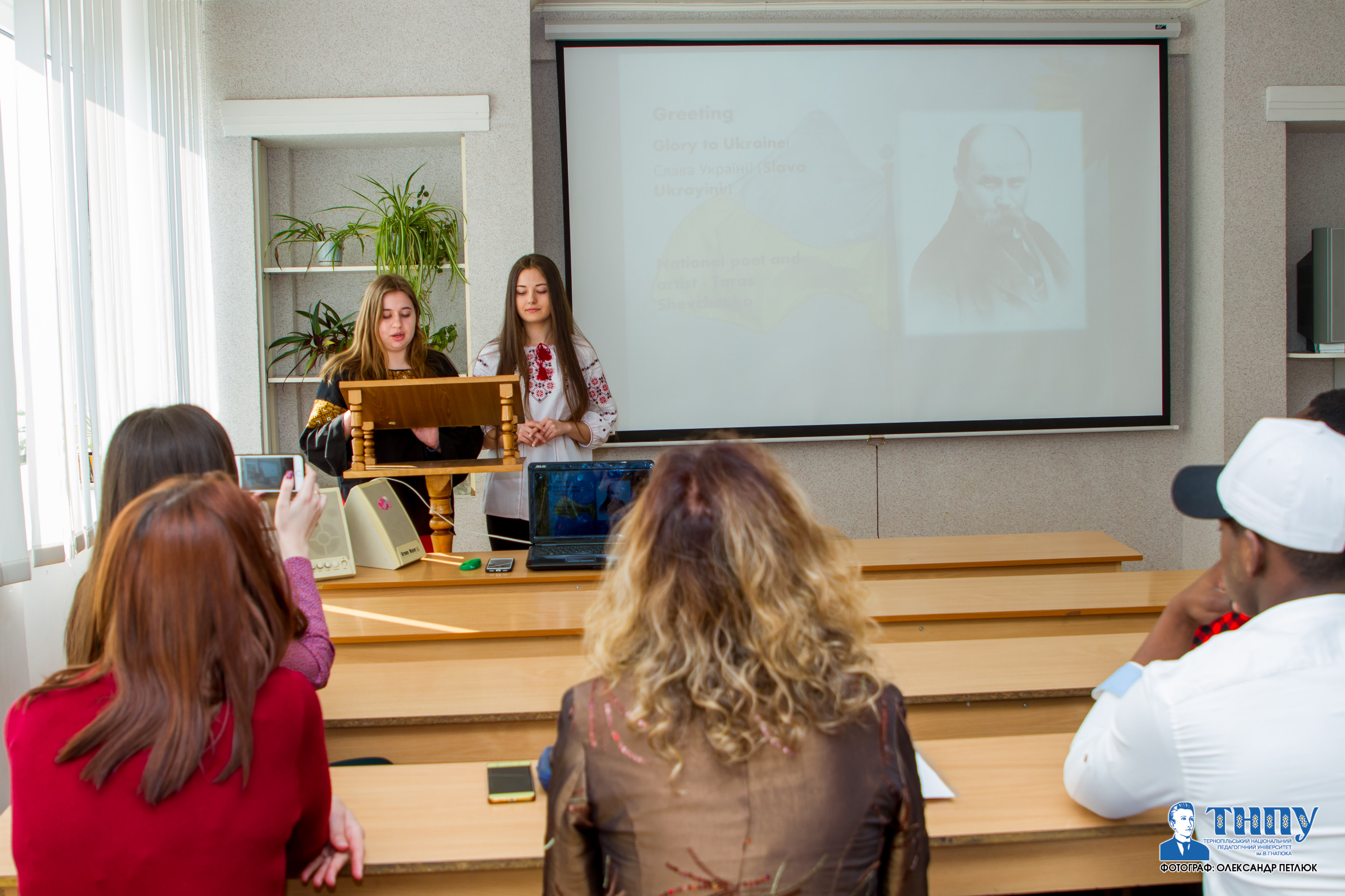 Студентки факультету філології і журналістики розповідають іноземним студентам про традиції та звичаї в Україні